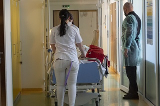 Zdravotníčky pri presune pacienta v Nemocnici Poprad.