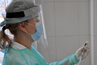 Zdravotníčka s vakcínou vo vojenskej nemocnici v Ružomberku.