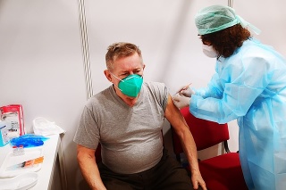 Slovenská vláda zvažuje zavedenie povinného očkovania pre seniorov od 60 rokov.