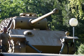 Na archívnej snímke z 2. júla 2021 bojový tank Panther je pripravený na prepravu z pozemku vily v nemeckej obci Heikendorf.