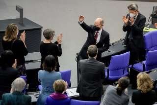 Olaf Scholz (uprostred) máva po tom, čo bol zvolený za nového kancelára na zasadnutí nemeckého spolkového snemu (Bundestag).