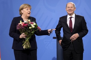 Angela Merkelová odovzdala úrad Olafovi Scholzovi.