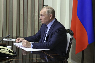 Ruský prezident Vladimir Putin hovorí s americkým prezidentom Joeom Bidenom počas videohovoru.