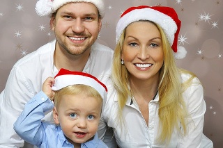 Český spevák Martin Chodúr (28) s priateľkou Ivonou spievali vianočné koledy svojmu malému synčekovi Martinkovi, ktorý bude mať 1. januára dva roky. 