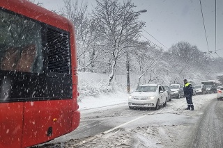 Husté sneženie spôsobilo problémy pri prejazde v stúpaní na bratislavské Kramáre.