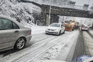 Vozidlo údržby počas sneženia v Bratislave.