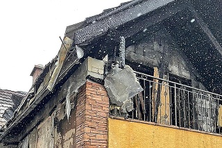 Požiar zo strechy sa rýchlo rozšíril aj do interiéru.
