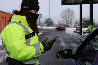 Na hraniciach polícia celý deň kontroluje karanténne povinnosti.