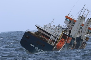 Holandská nákladná loď Eemslift Hendrika bez posádky v rozbúrených vodách približne 130 km od mesta Alesund ležiaceho na nórskom pobreží.