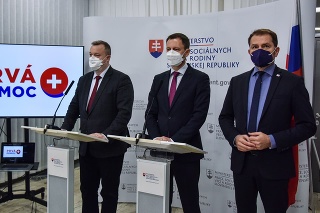 Na snímke zľava minister práce, sociálnych vecí a rodiny SR Milan Krajniak (Sme rodina), predseda vlády SR Eduard Heger, minister financií SR Igor Matovič (obaja OĽANO) 