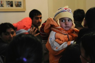 Rómovia čakajú so svojimi deťmi na vyšetrenie na tuberkulózu v budove Obecného úradu v obci Výborná.