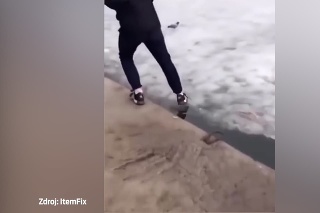 Mladý muž chcel otestovať odolnosť ľadu na vodnej ploche: Vypomstilo sa mu to