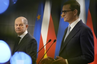 Nemecký kancelár Olaf Scholz (vľavo) a poľský premiér Mateusz Morawiecki.
