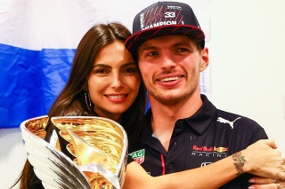 Kelly Piquetová oslavuje titul majstra sveta s Maxom Verstappenom.