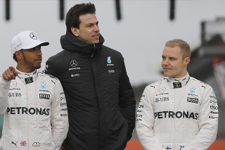 Na archívnej snímke jazdci tímu Mercedes AMG vľavo Brit Lewis Hamilton, vpravo Fín Valtteri Bottas pózujú fotografom so šéfom tímu Toto Wolfom.