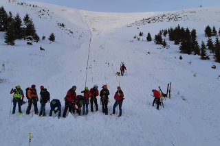 Lavína pod Krížnou zasypala dvoch skialpinistov.