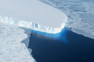 Roztápajúci sa ľadovec Thwaites v západnej Antarktíde