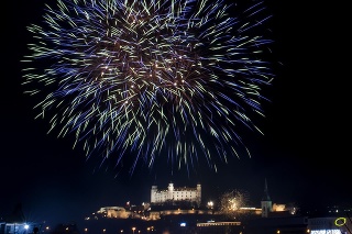 Pohľad na ohňostroj počas novoročných osláv 1. januára 2020 v Bratislave.