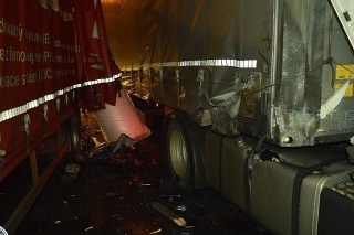 V pondelok sa v Bratislave zrazili dva kamióny, cesta bola neprejazdná.