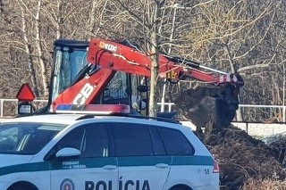 Policajti rozkopávajú park
s pomocou ťažkej
techniky.