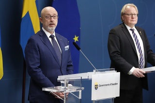 Ukrajinský minister obrany Oleksij Reznikov a  švédsky minister obrany Peter Hultqvist na tlačovej konferencií v Štokholme. 