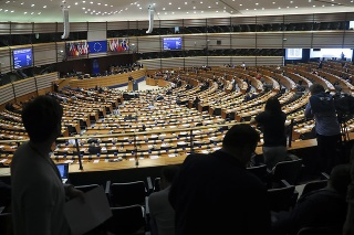Poslanci sa stretli na rokovaní v Európskom parlamente. 