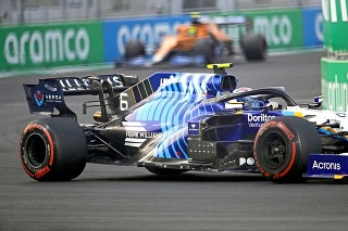 Pilot F1 Nicholas Latifi jazdí vo farbách tímu Williams.