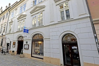Obchod U Zlatého hada stával
na Panskej ulici číslo 17 v Bratislave.