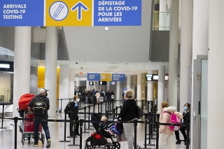 Kanada sa obáva variantu omikron, začína testovať ľudí na letiskách. 