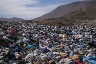 Do prístavného mesta Iquique blízko Alto Hospicio dorazilo tento rok do októbra cez 29.000 ton použitého oblečenia.