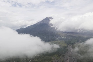 Semeru, ktorá je najvyšším vrchom ostrova Jáva s nadmorskou výškou 3676 metrov, začala v sobotu do ovzdušia chrliť dym a popol,