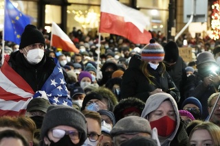 Tisíce ľudí protestovali v Poľsku proti kontroverznému mediálnemu zákonu.