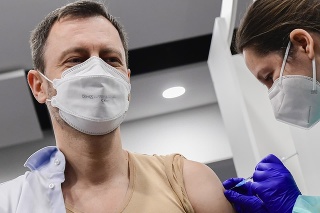 Na snímke predseda vlády SR Eduard Heger dostal tretiu dávku vakcíny proti ochoreniu Covid-19 na Národnom futbalovom štadióne.