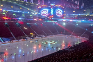 Prázdne tribúny Bell Centra pred začiatkom zápasu zámorskej hokejovej NHL Montreal Canadiens - Philadelphia Flyers v Montreale.