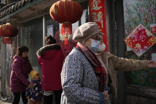 Pani s rúškom v čínskom Pekingu.