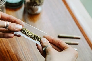 Zákonodarci začali tému vysokých trestov za fajčenie trávy riešiť pre rozsudky súdov, ktoré ukladajú 10 a viac rokov za mrežami za opakovanú držbu marihuany.