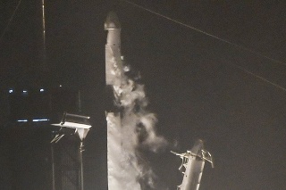 Na snímke štart zásobovacej lode Dragon za pomoci rakety Falcon 9.