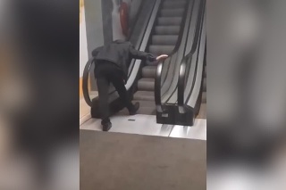 Nechoď na eskalátor keď si opitý lebo dopadneš ako tento muž: Legenda hovorí, že tam stojí a snaží sa vyjsť doteraz