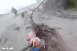 To nemyslí vážne! Selfie video so záplavou vlnou ženu donútilo chrániť kameru v ťažkej situácií