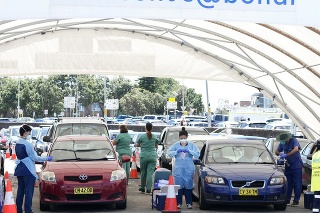 Sydney, 25. decembra: Zdravotníci testujú na COVID-19 ľudí v autách.