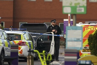 Protiteroristická polícia v Británii vyšetruje nedeľný výbuch v nemocnici v meste Liverpool, ktorý zabil jedného človeka a ďalšieho zranil.