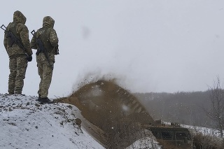 Ukrajinskí vojaci na ukrajinsko-ruskej hranici.