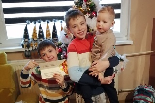 Šimonko (vľavo) našiel
pod stromčekom poukážku
na let balónom pre celú rodinu