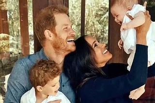 Na krásnej rodinnej fotografi i Harry a Meghan
vôbec prvýkrát ukázali svoju malú slečnu. 