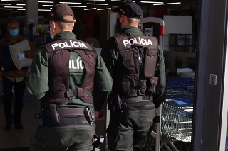 Situácia na Slovensku sa zhoršuje, polícia kontroluje dodržiavanie opatrení.