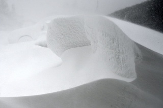 Snehová kalamita komplikuje dopravu na Dolnom Zemplíne.