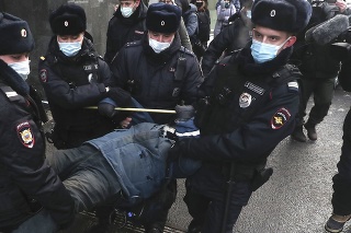 Policajti pred Najvyšším súdom Ruskej federácie v Moskve zatkli demonštranta.