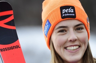 Slovenská lyžiarka Pera Vlhová oslavuje v cieli víťazstvo po druhom kole slalomu žien Setového pohára v alpskom lyžovaní v rakúskom Lienzi