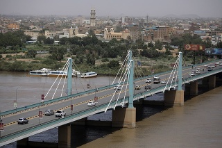  Vozidlá premávajú na moste v sudánskom hlavnom meste Chartúm v utorok 21. septembra 2021.