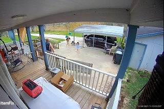 Dievča na hoverboarde narazilo do prístrešku pre autá: Rodina skoro pukla od smiechu